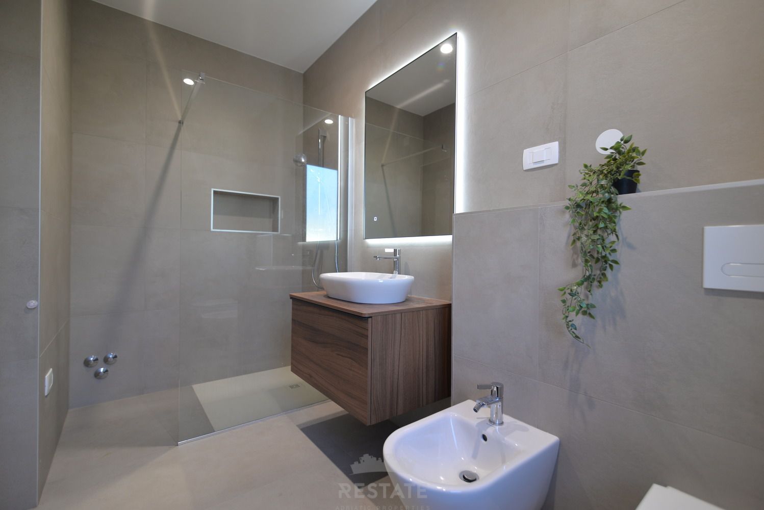 HIŠA (dvostanovanjska), vrhunska gradnja, popolnoma opremljena, z bazenom, 3S, 3KP+wc — Pudarica ulica 12