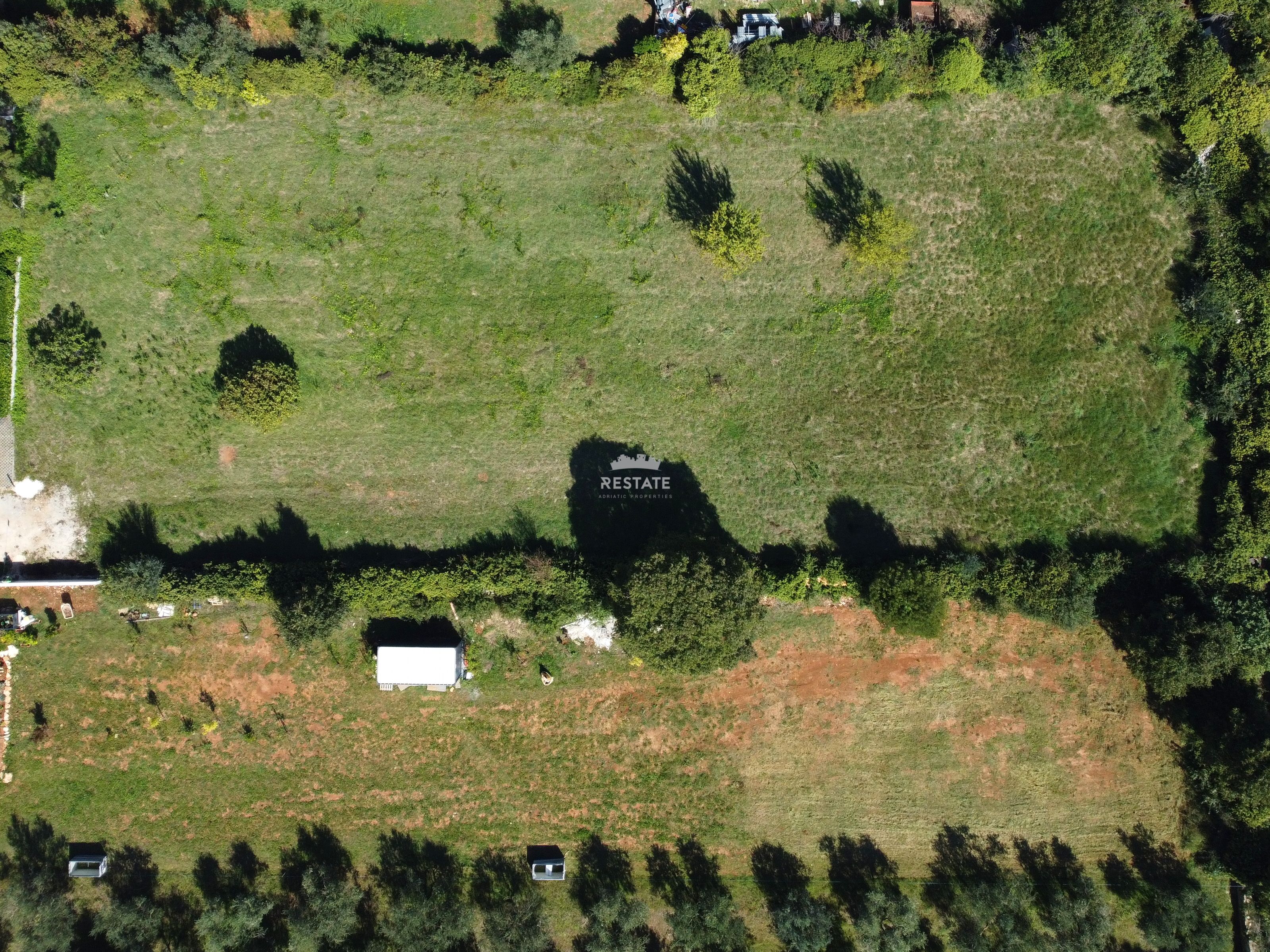 ZEMLJIŠČE (za 4 stanovanja + bazen), s plačanim komunalnim prispevkom — Peroj