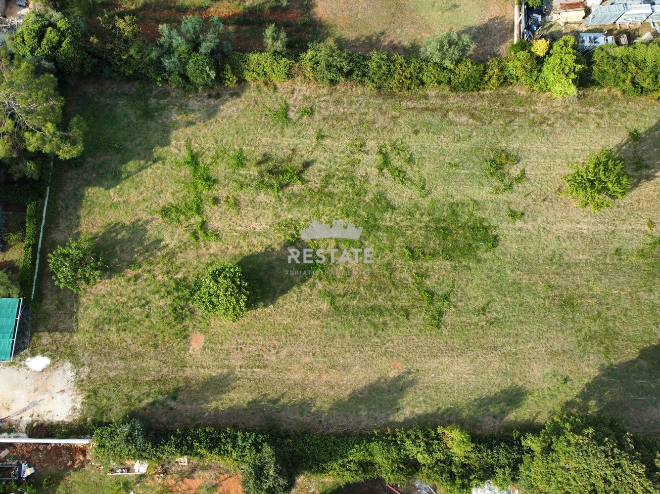 ZEMLJIŠČE (za 4 stanovanja + bazen), s plačanim komunalnim prispevkom — Peroj