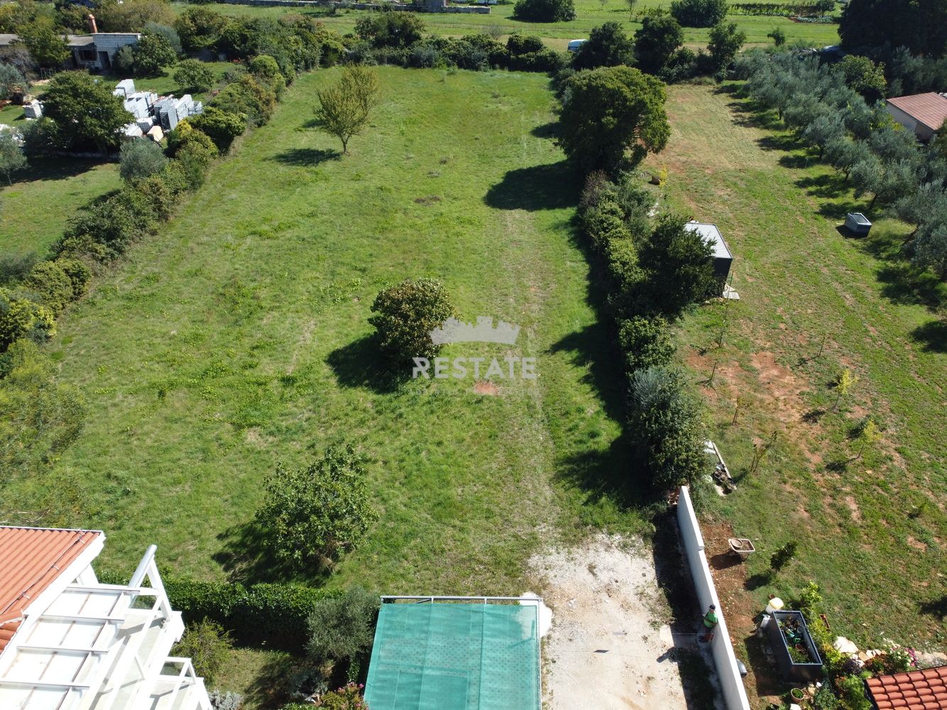 ZEMLJIŠČE (za 4 stanovanja + bazen), s plačanim komunalnim prispevkom — Peroj