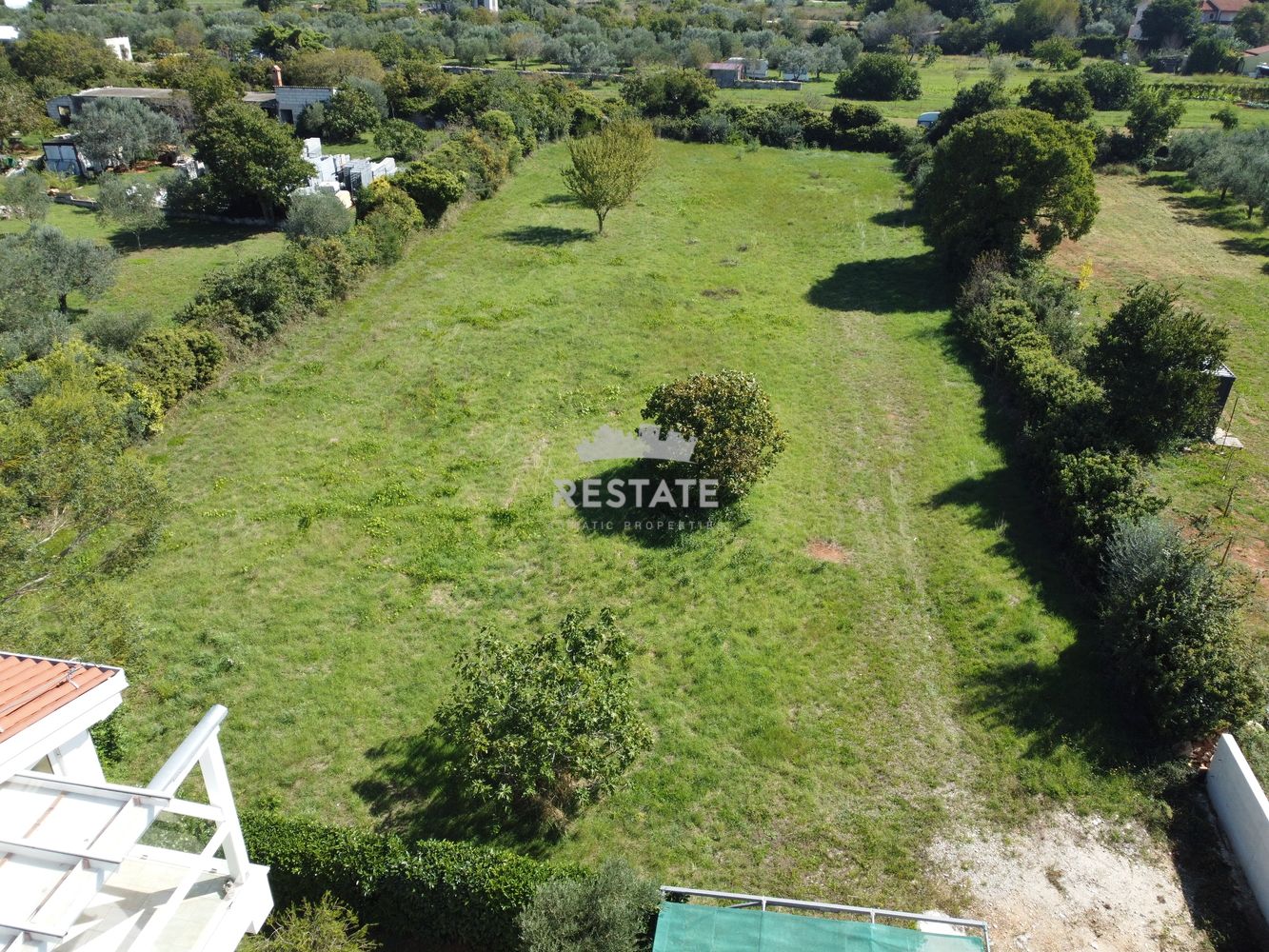 ZEMLJIŠČE (za 4 stanovanja + bazen), s plačanim komunalnim prispevkom — Peroj