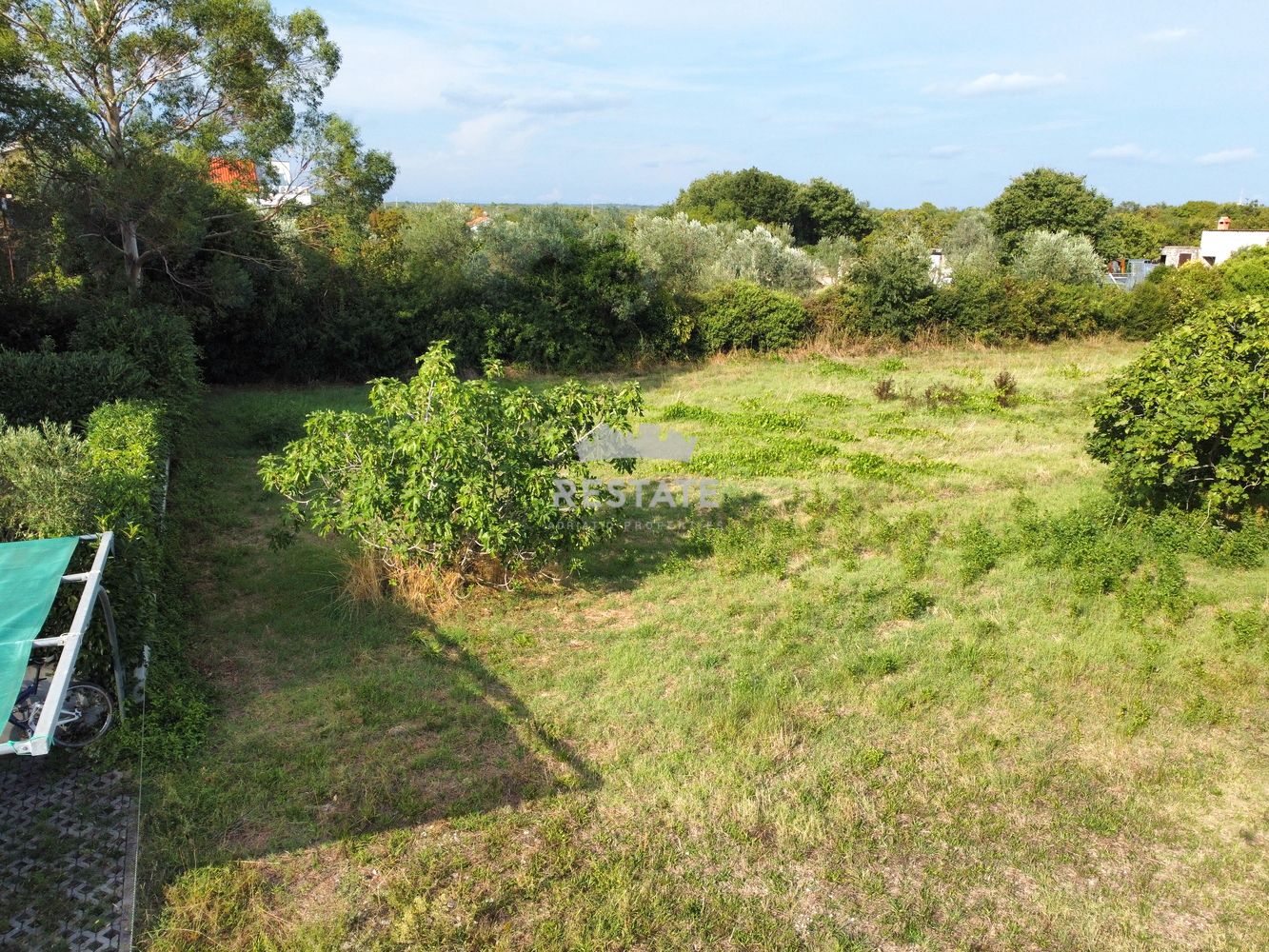 ZEMLJIŠČE (za 4 stanovanja + bazen), s plačanim komunalnim prispevkom — Peroj