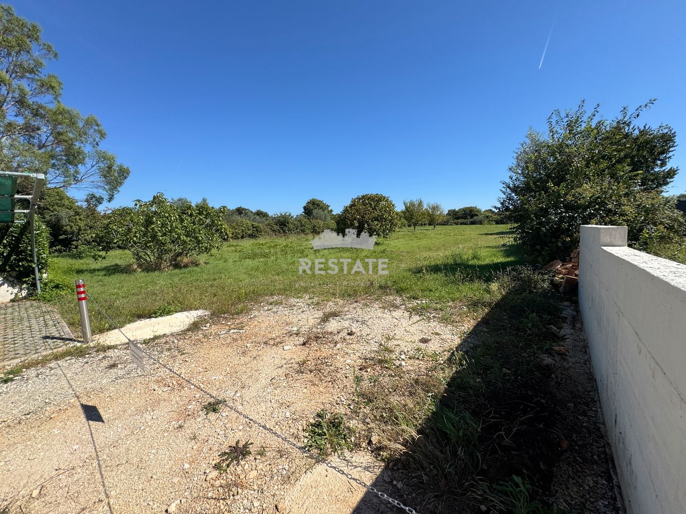 ZEMLJIŠČE (za 4 stanovanja + bazen), s plačanim komunalnim prispevkom — Peroj