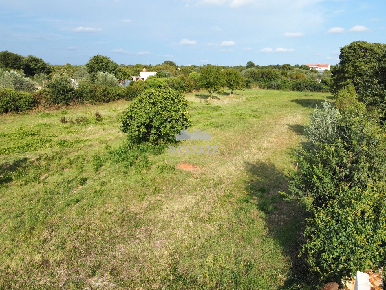 ZEMLJIŠČE (za 4 stanovanja + bazen), s plačanim komunalnim prispevkom — Peroj