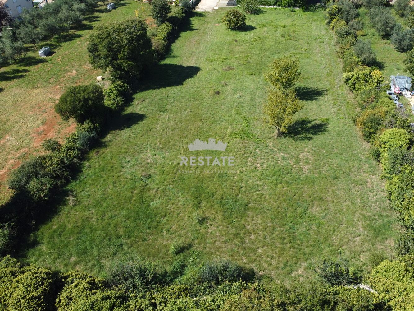 ZEMLJIŠČE (za 4 stanovanja + bazen), s plačanim komunalnim prispevkom — Peroj