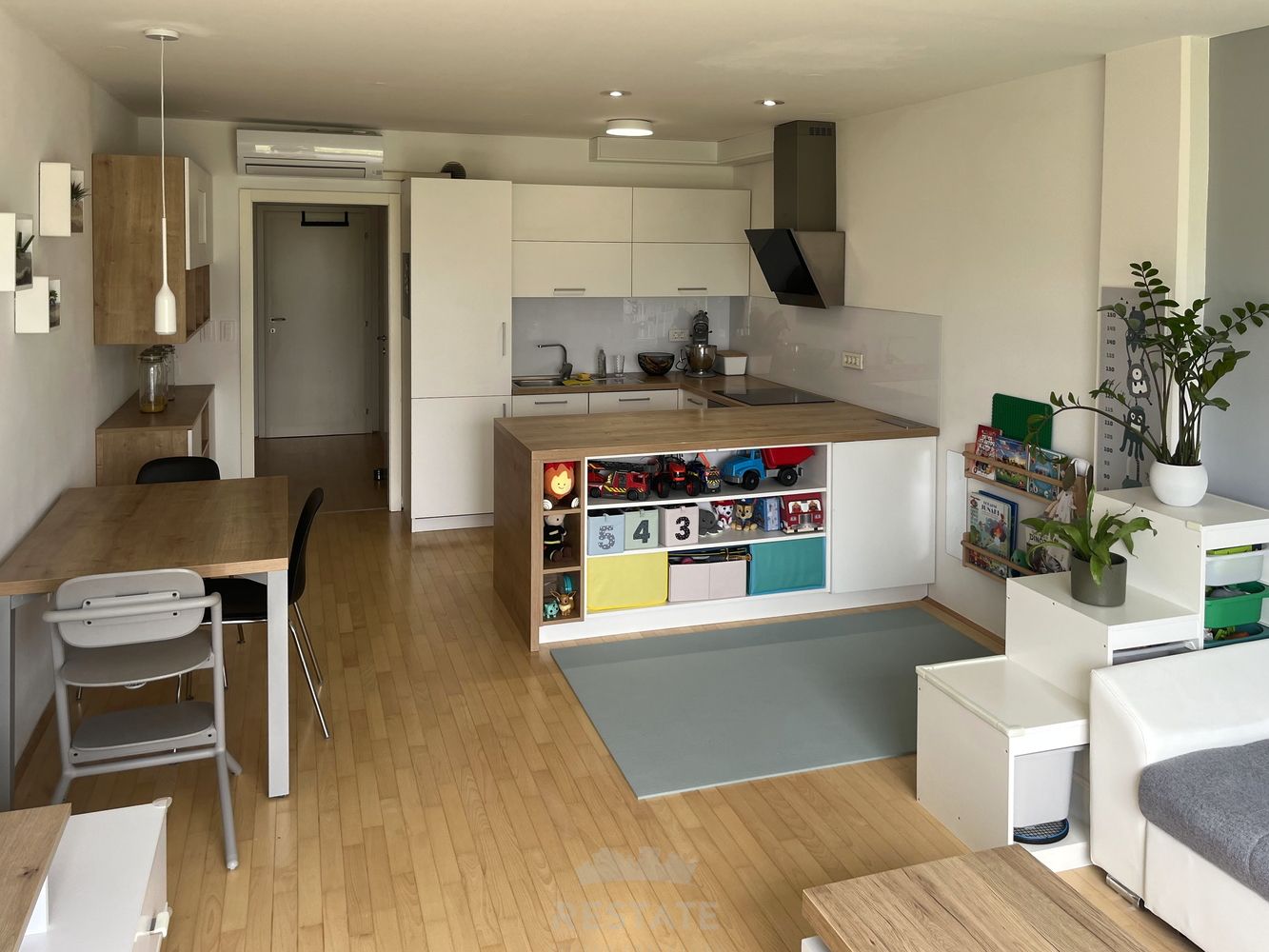 Prijetno 2-sobno, z divgalom, brez balkona, opremljeno — Topniška ulica 33c