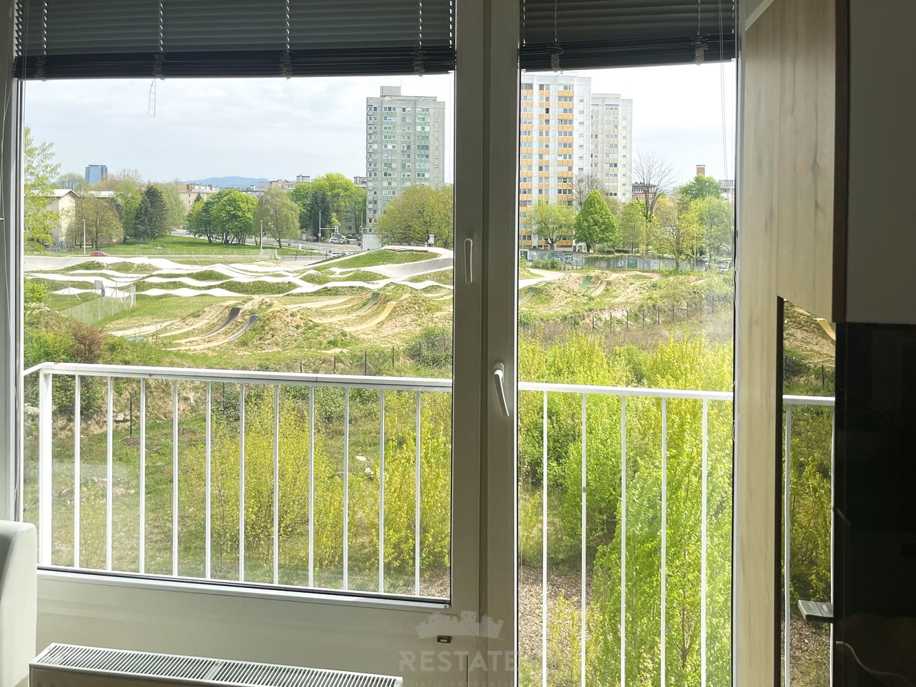 Prijetno 2-sobno, z divgalom, brez balkona, opremljeno — Topniška ulica 33c