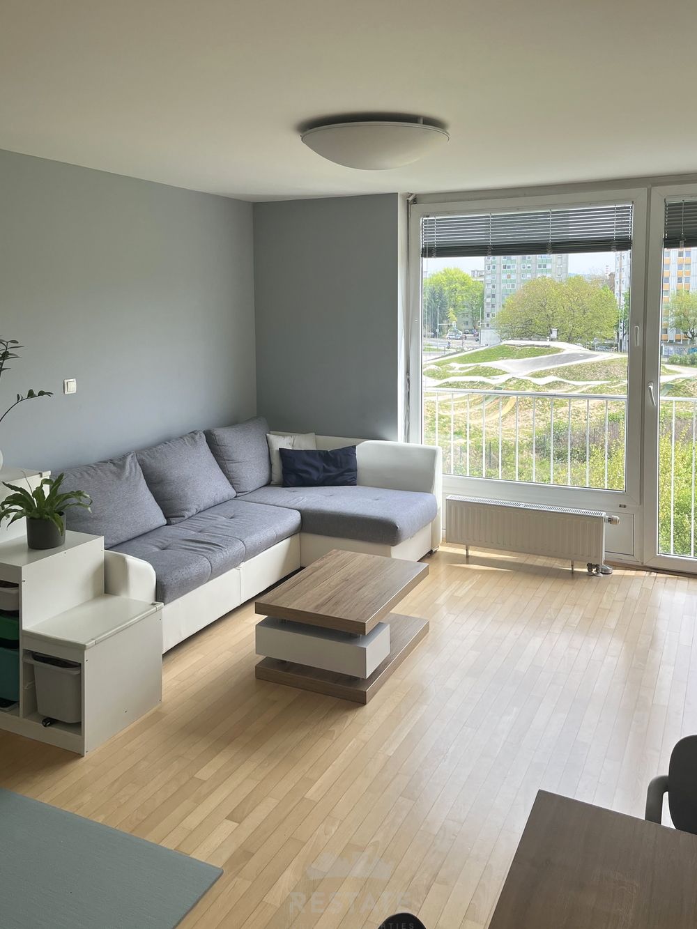 Prijetno 2-sobno, z divgalom, brez balkona, opremljeno — Topniška ulica 33c