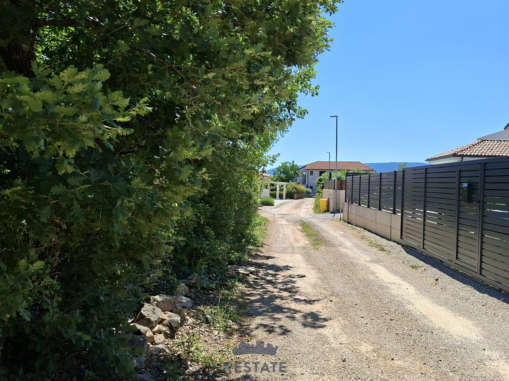 Otok KRK: Parcela L oblika, na ravnem terenu, blizu vsih priključkov, 800 m od morja — Koordinate 45.047269, 14.482427