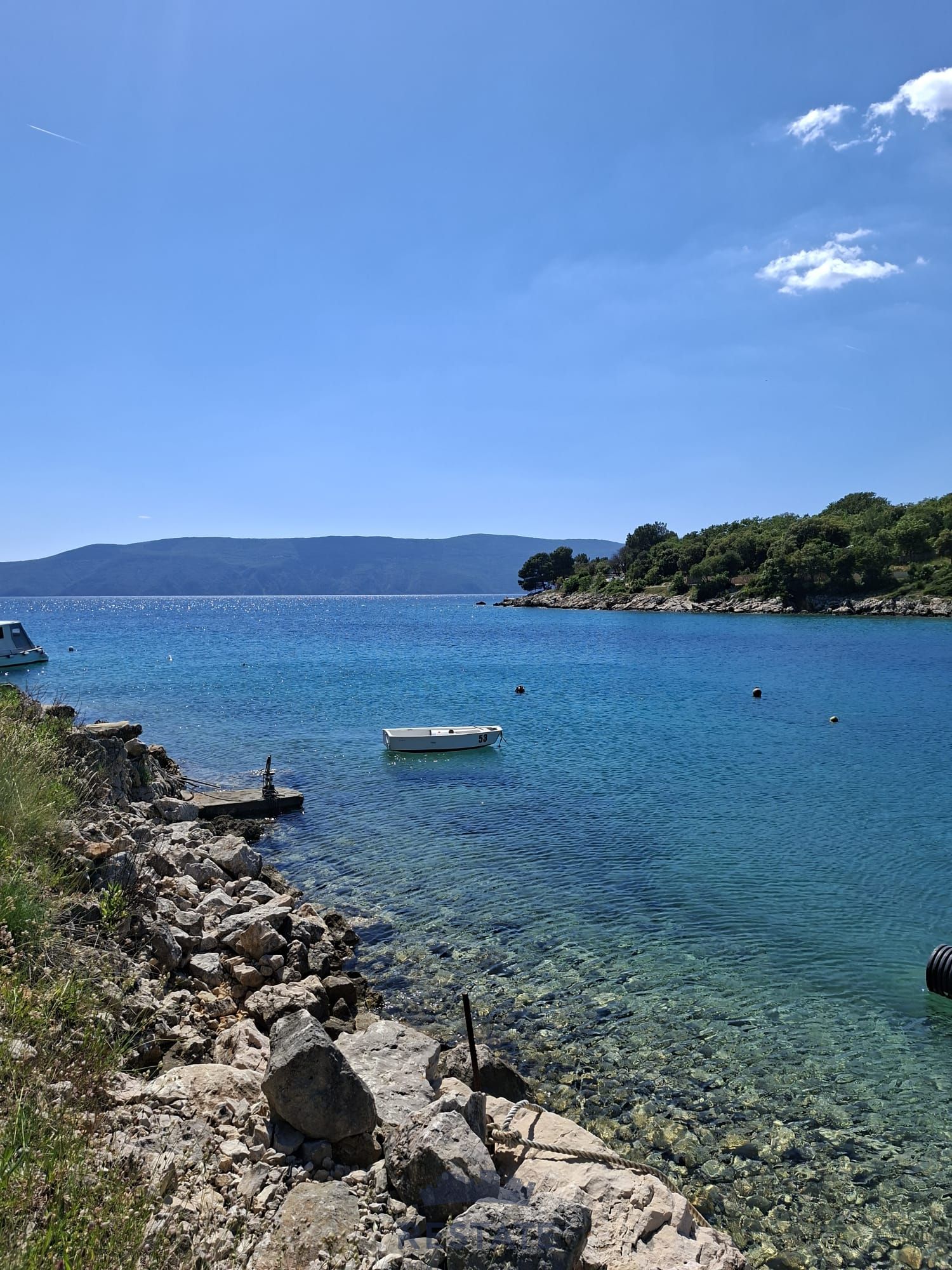 Otok KRK: Parcela L oblika, na ravnem terenu, blizu vsih priključkov, 800 m od morja — Koordinate 45.047269, 14.482427