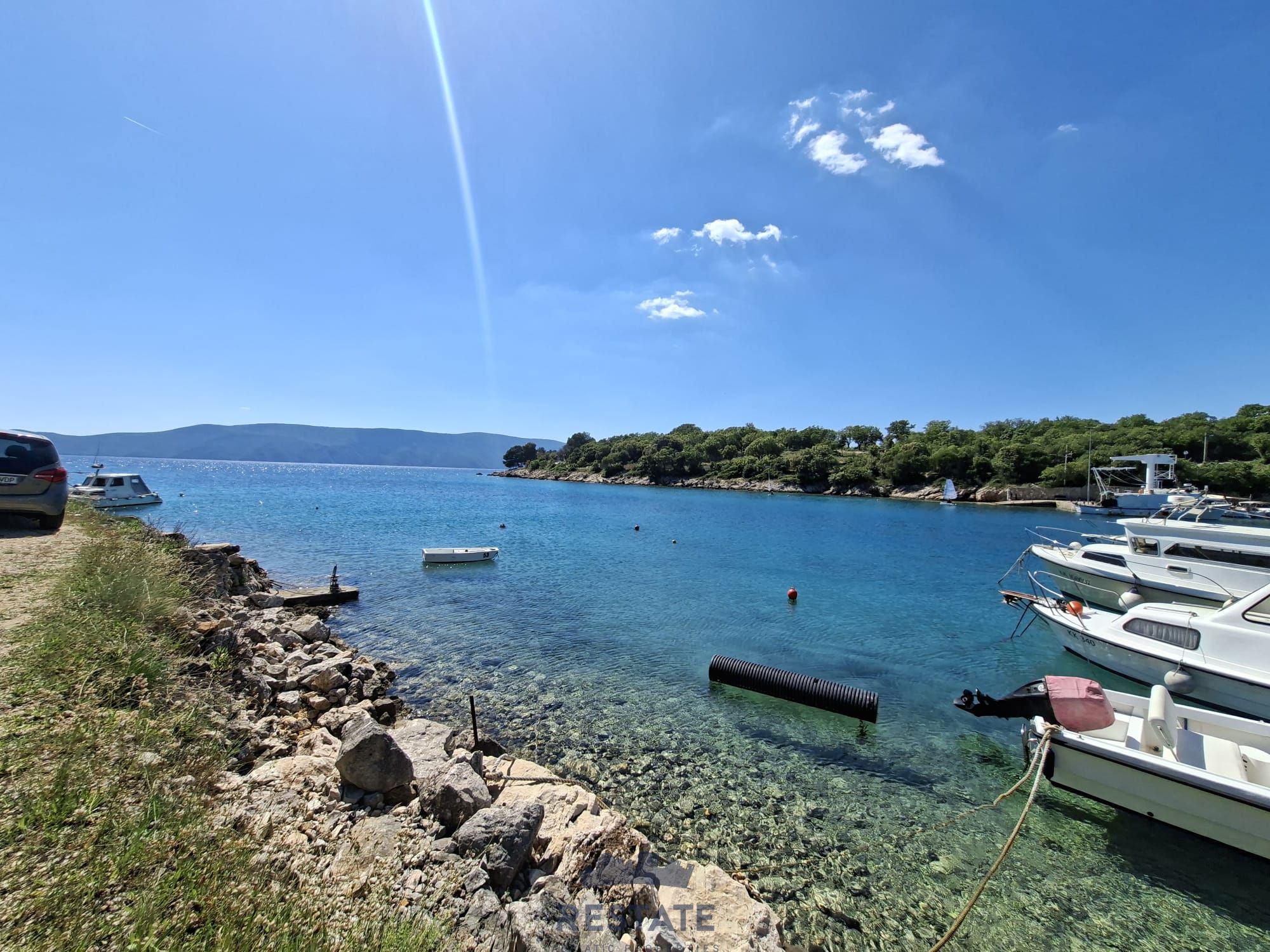 Otok KRK: Parcela L oblika, na ravnem terenu, blizu vsih priključkov, 800 m od morja — Koordinate 45.047269, 14.482427