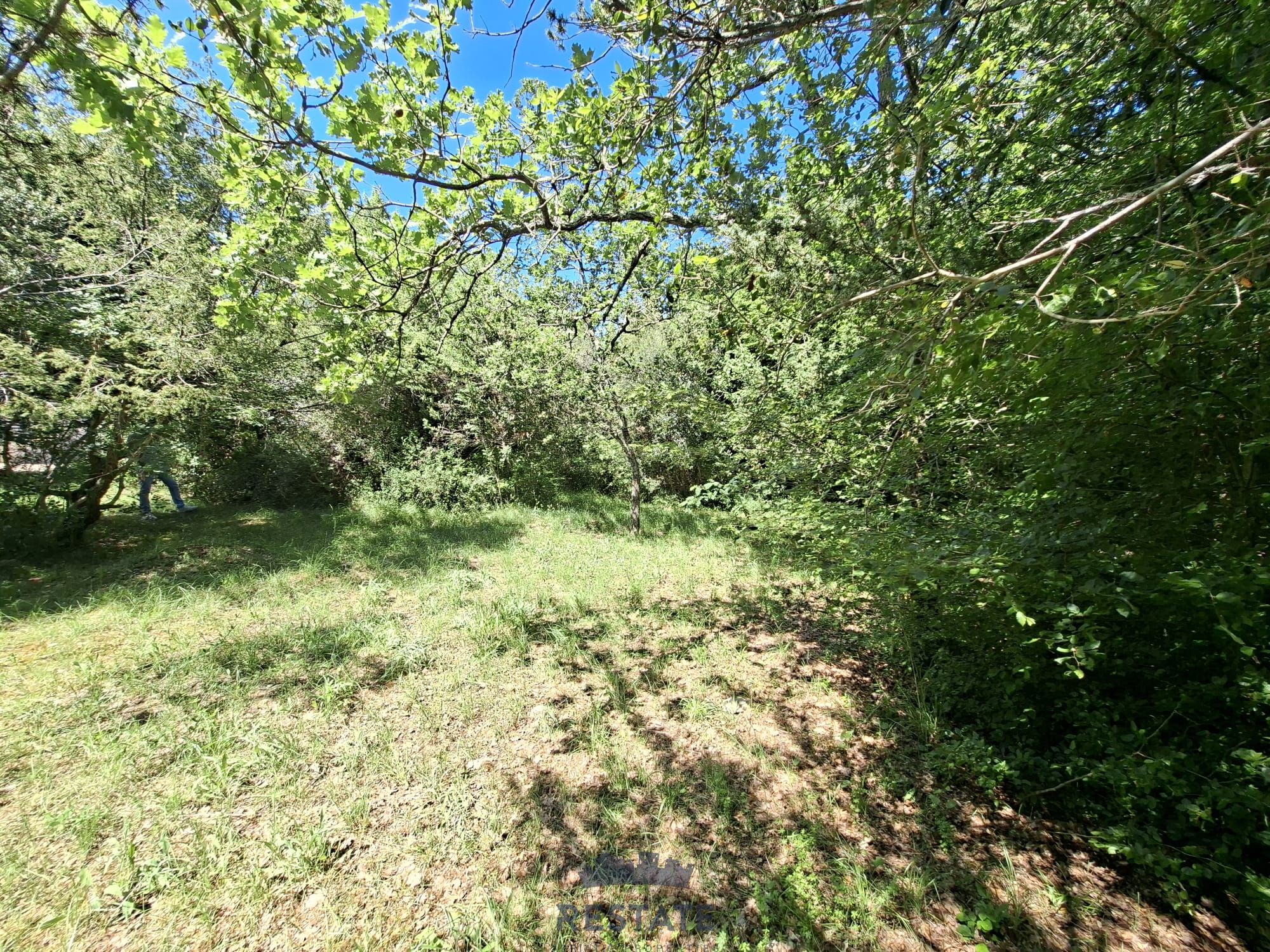 Otok KRK: Parcela L oblika, na ravnem terenu, blizu vsih priključkov, 800 m od morja — Koordinate 45.047269, 14.482427