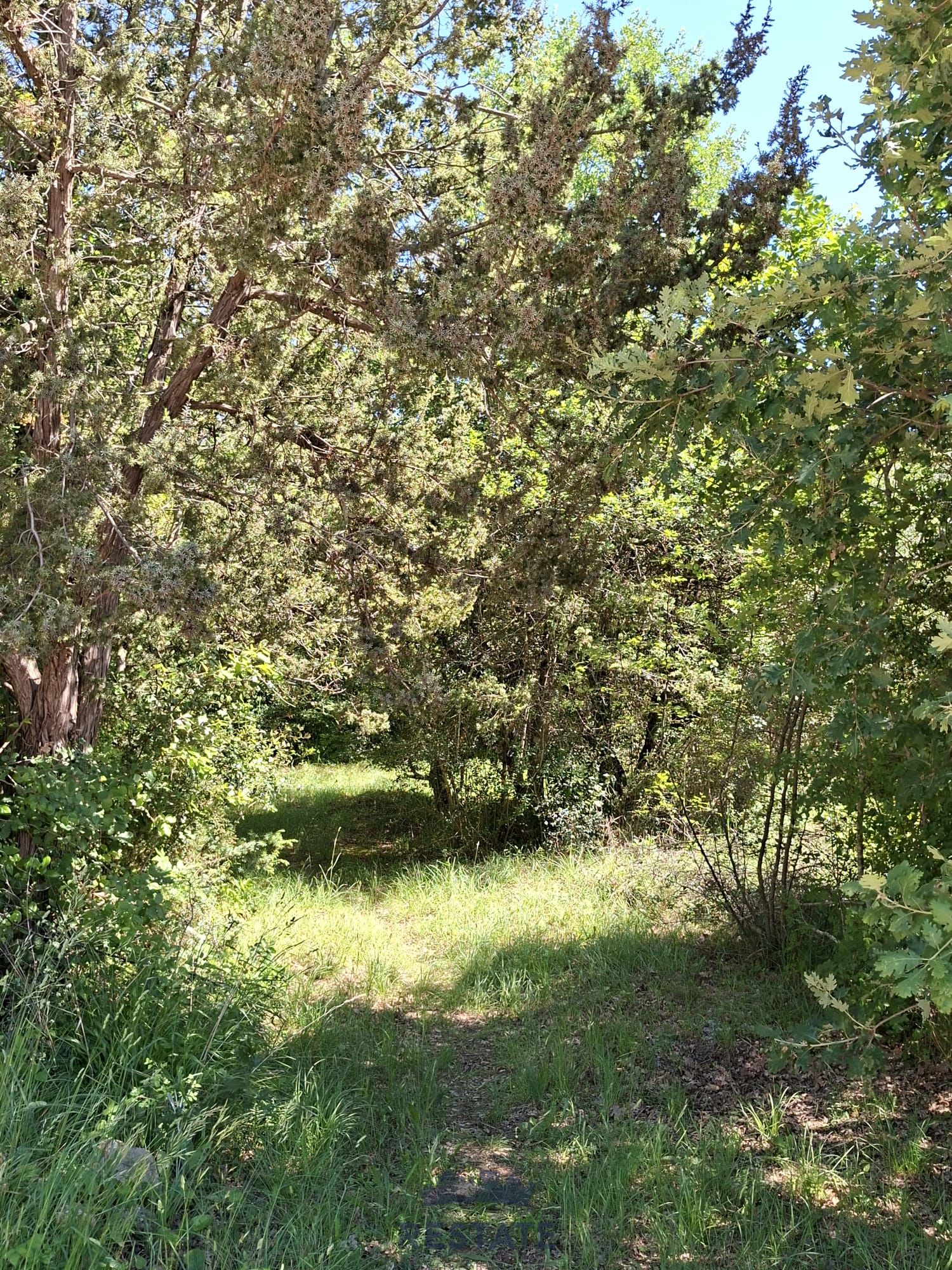Otok KRK: Parcela L oblika, na ravnem terenu, blizu vsih priključkov, 800 m od morja — Koordinate 45.047269, 14.482427