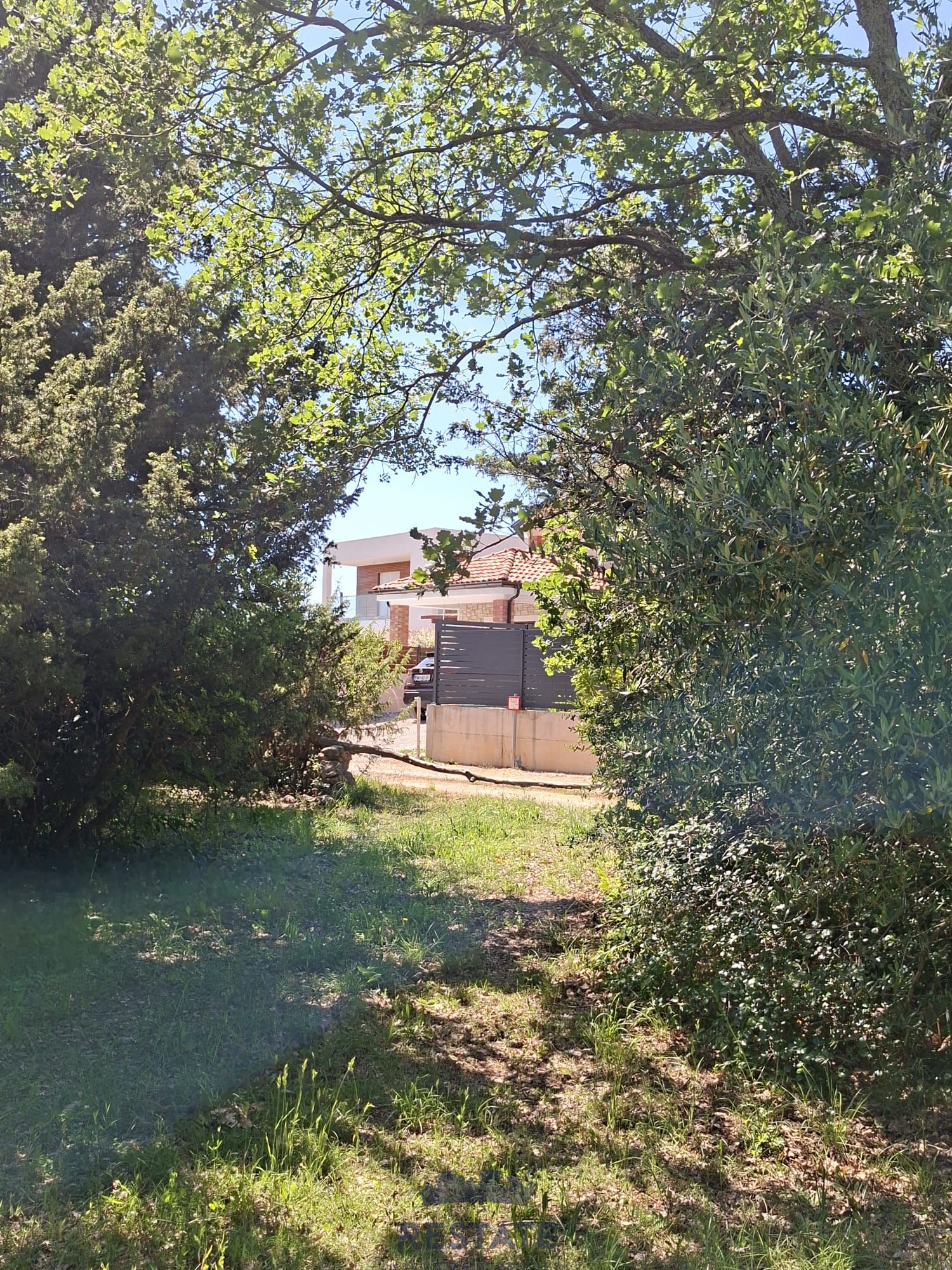 Otok KRK: Parcela L oblika, na ravnem terenu, blizu vsih priključkov, 800 m od morja — Koordinate 45.047269, 14.482427