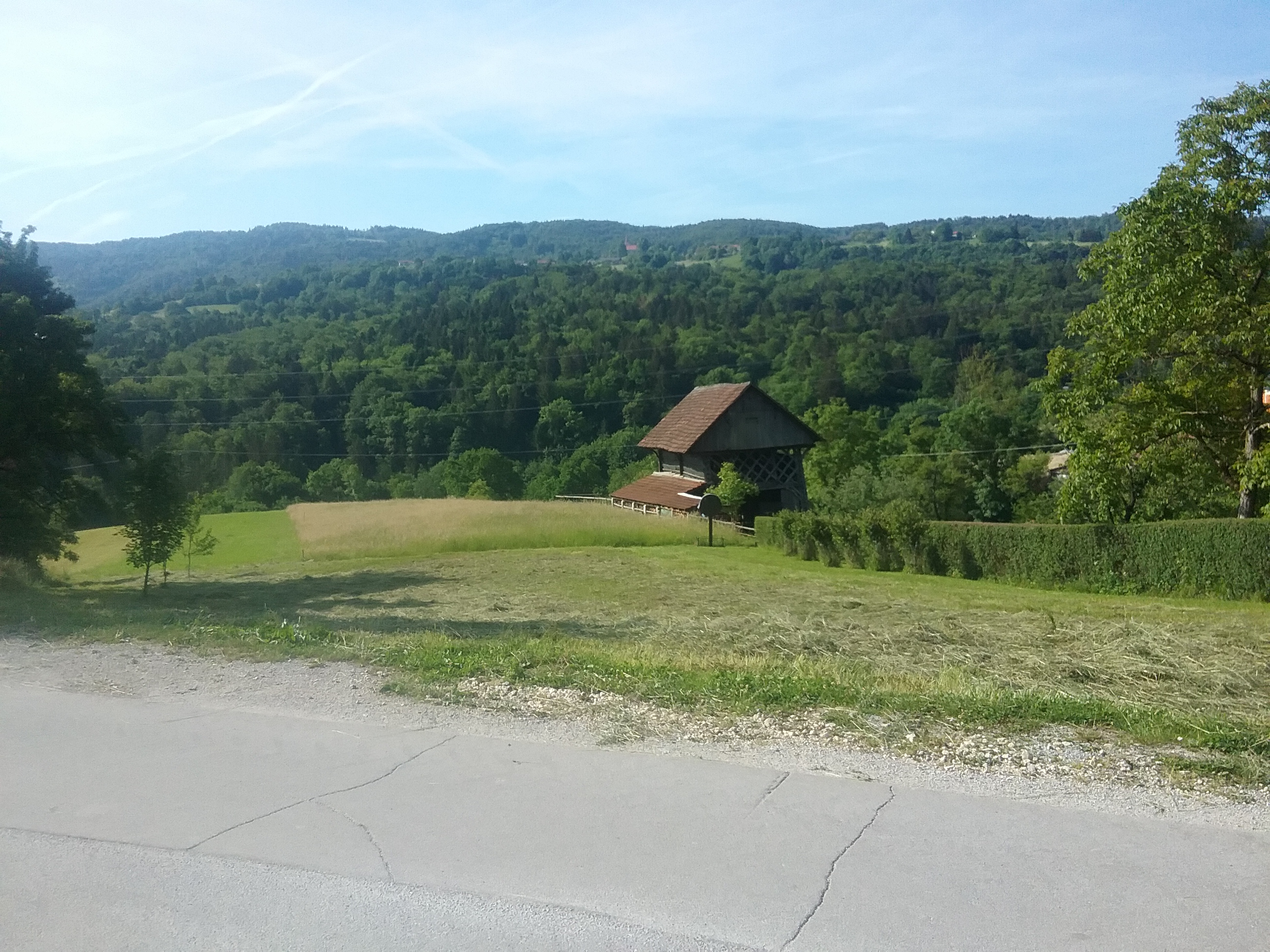 Zazidljivo stavbno zemljišče, lepa parcela v naselju Brdce