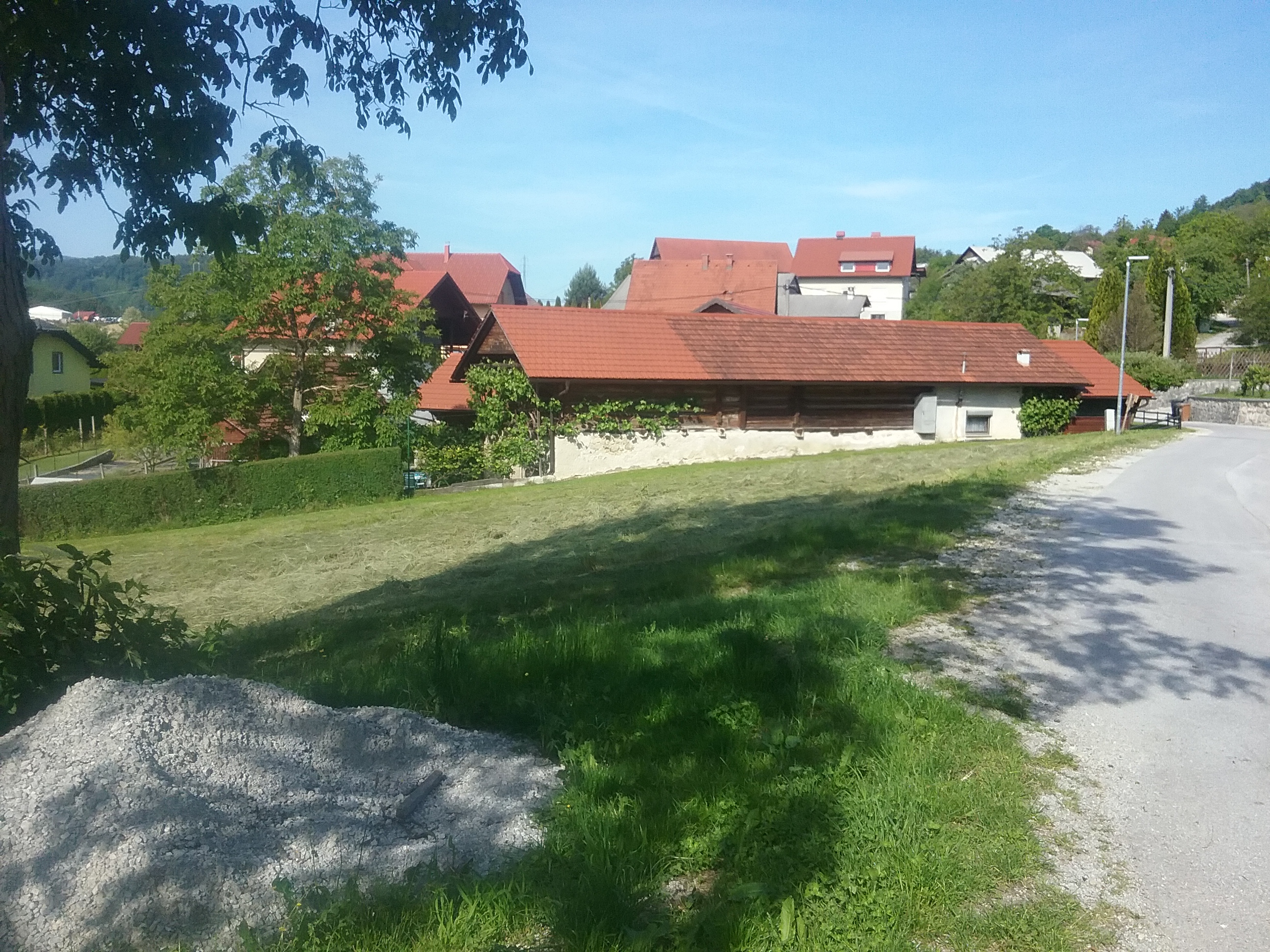 Zazidljivo stavbno zemljišče, lepa parcela v naselju Brdce