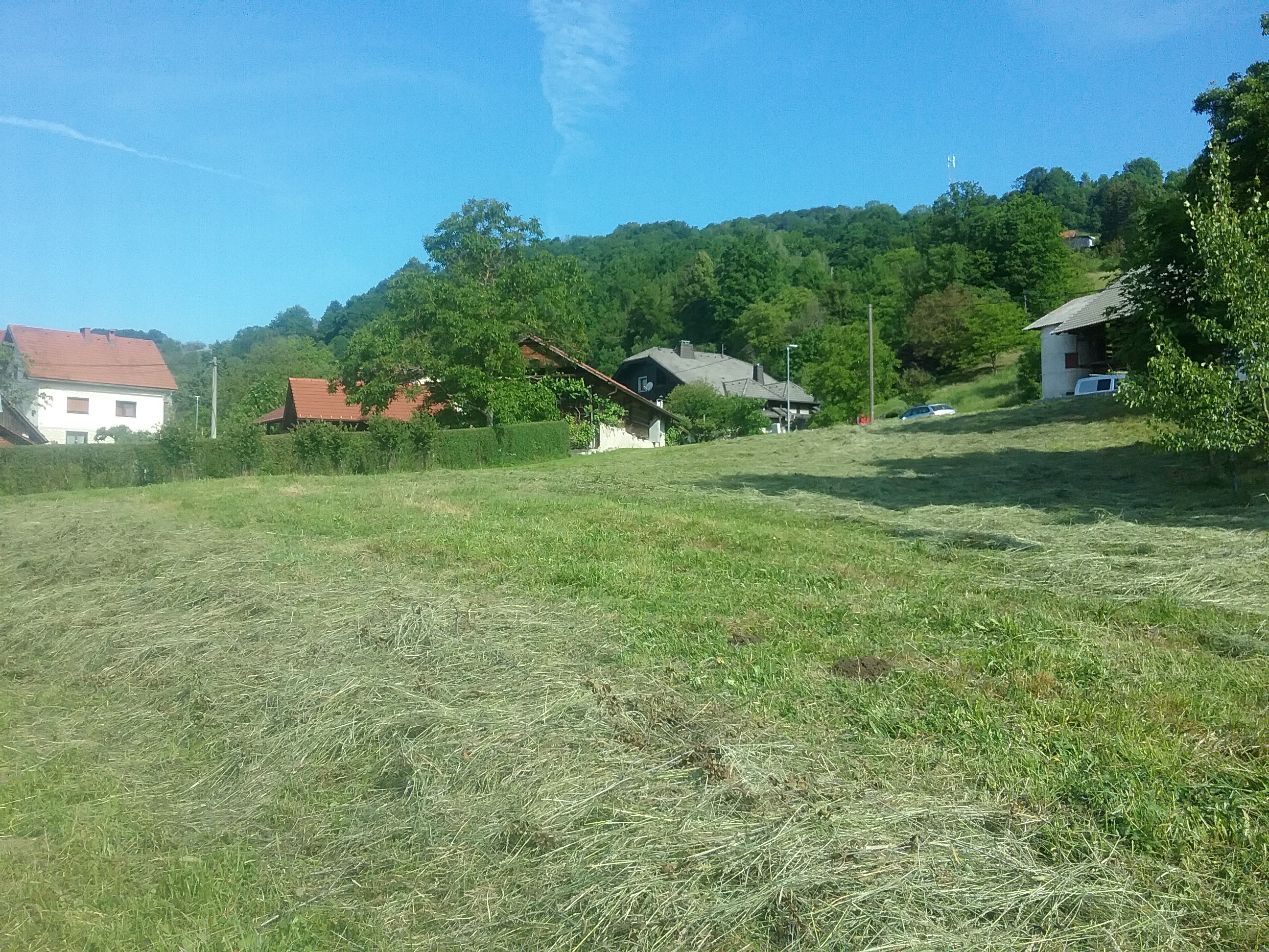 Zazidljivo stavbno zemljišče, lepa parcela v naselju Brdce