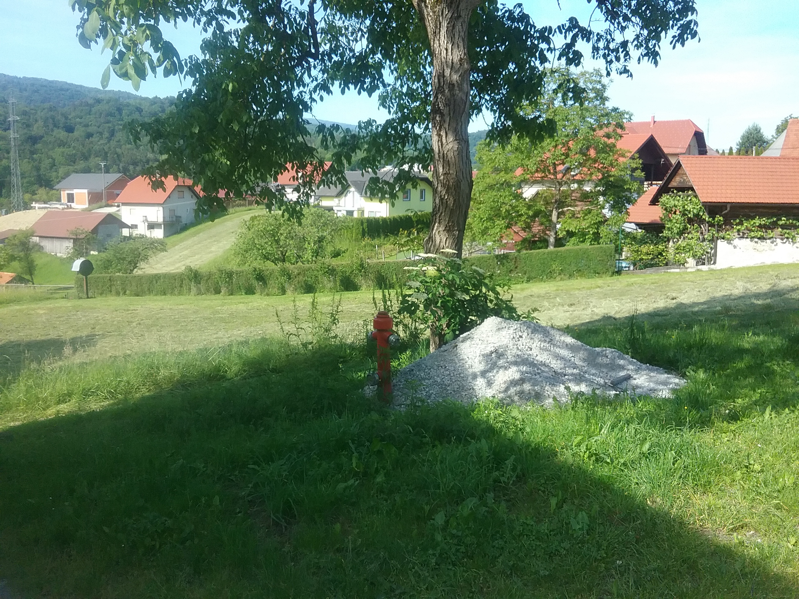 Zazidljivo stavbno zemljišče, lepa parcela v naselju Brdce