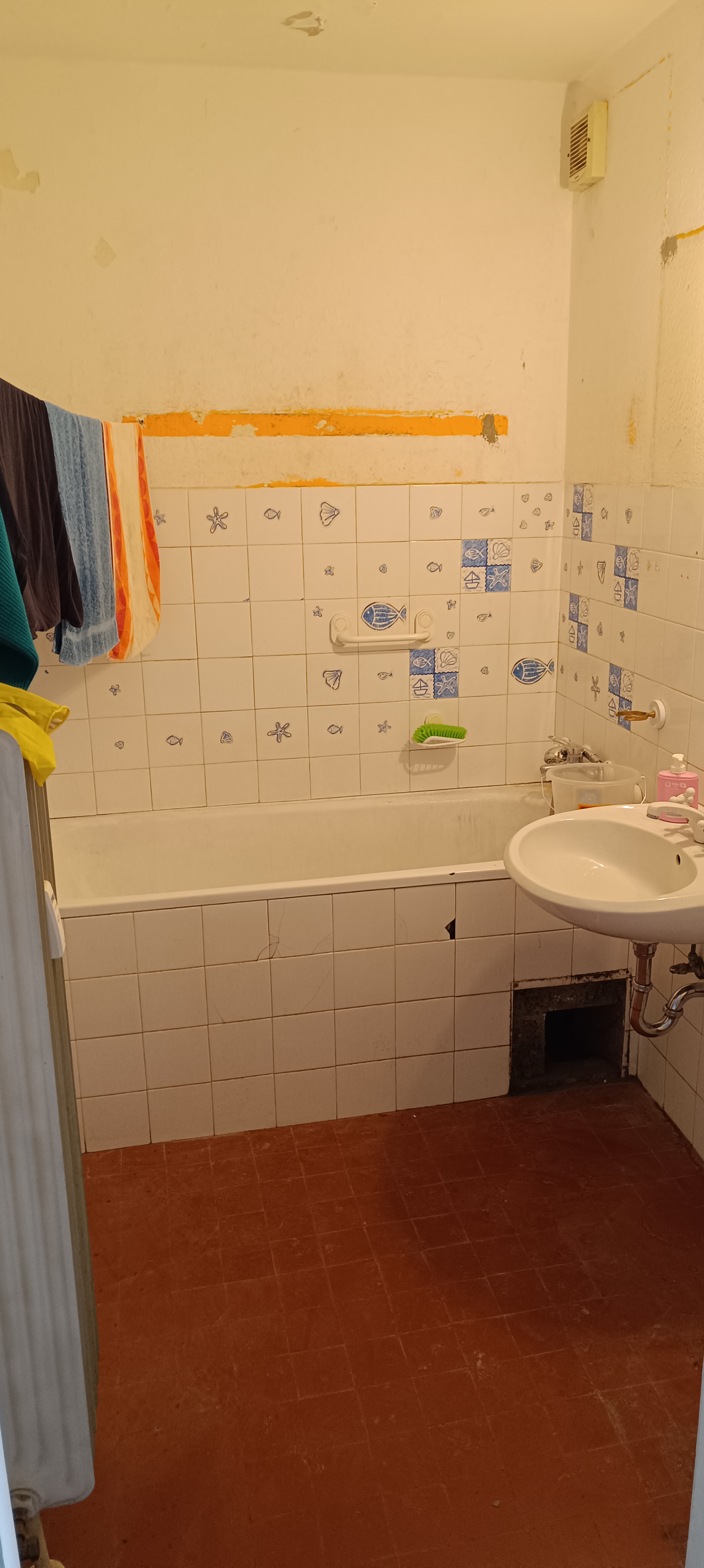 75 m2, 3-sobno, zgrajeno l. 1974, 2/6 nad., Prodamo 3-sobno stanovanje - Ljubljana, Dunajska bližina, prodamo. Cena: 339.000,00 EUR
