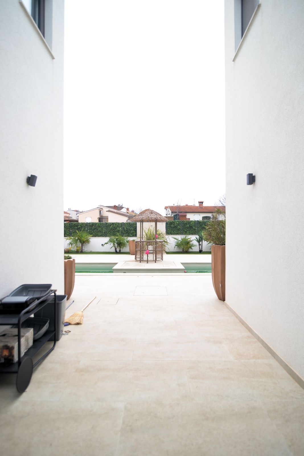 HOUSE WITH 2 UNITS & W/ POOL 2x (3-BED, 3-BATH) — Varvari 110