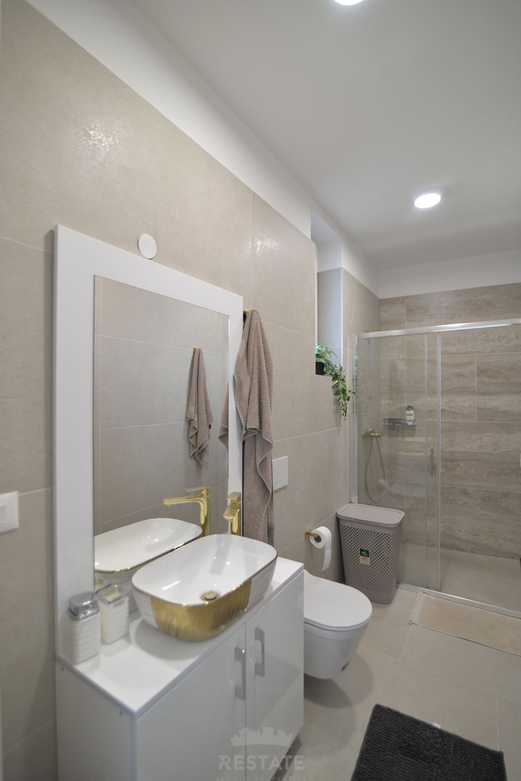 HOUSE WITH 2 UNITS & W/ POOL 2x (3-BED, 3-BATH) — Varvari 110