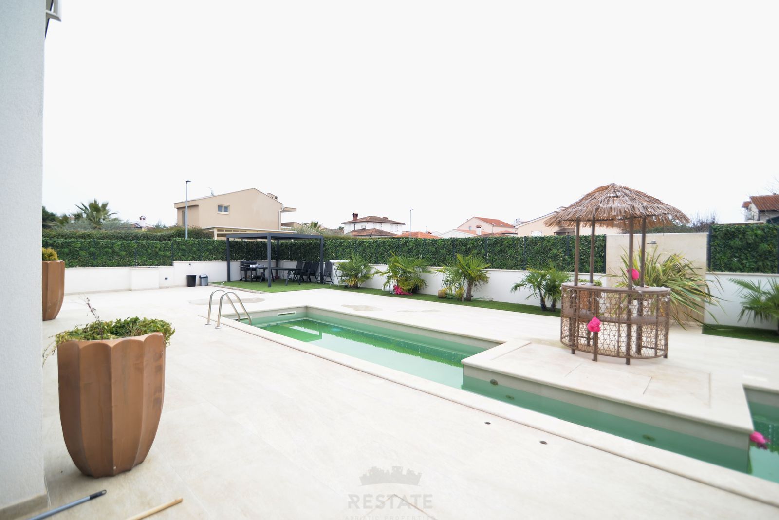 HOUSE WITH 2 UNITS & W/ POOL 2x (3-BED, 3-BATH) — Varvari 110