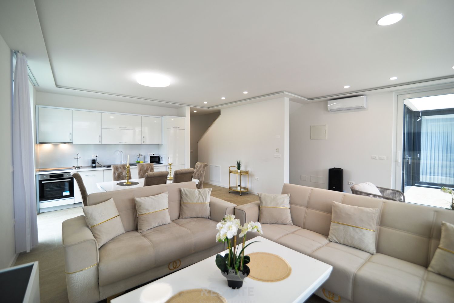 HOUSE WITH 2 UNITS & W/ POOL 2x (3-BED, 3-BATH) — Varvari 110