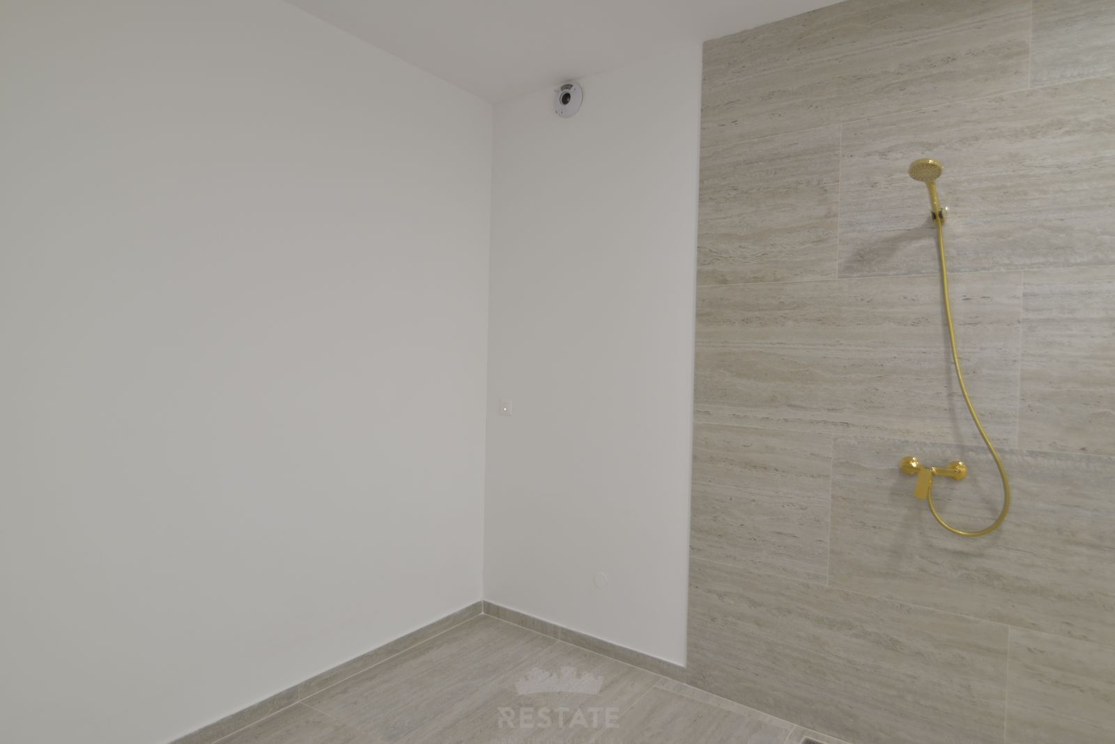 HOUSE WITH 2 UNITS & W/ POOL 2x (3-BED, 3-BATH) — Varvari 110