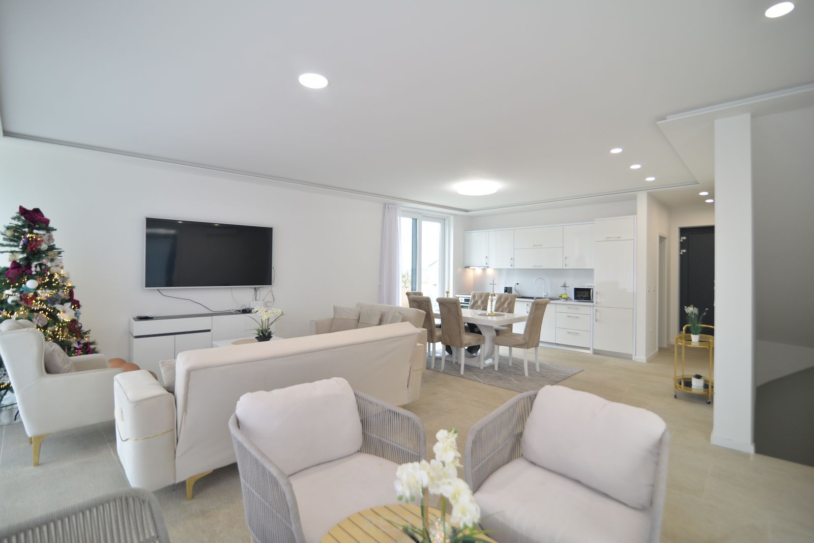 HOUSE WITH 2 UNITS & W/ POOL 2x (3-BED, 3-BATH) — Varvari 110