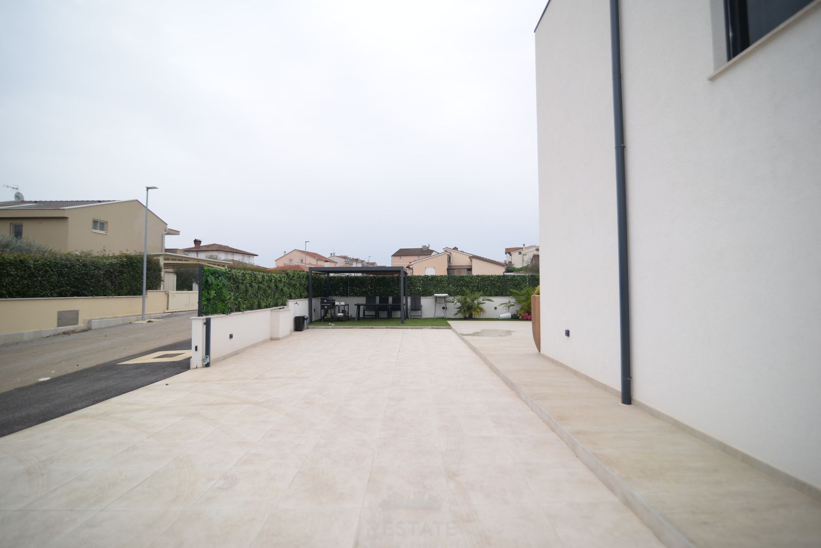 HOUSE WITH 2 UNITS & W/ POOL 2x (3-BED, 3-BATH) — Varvari 110