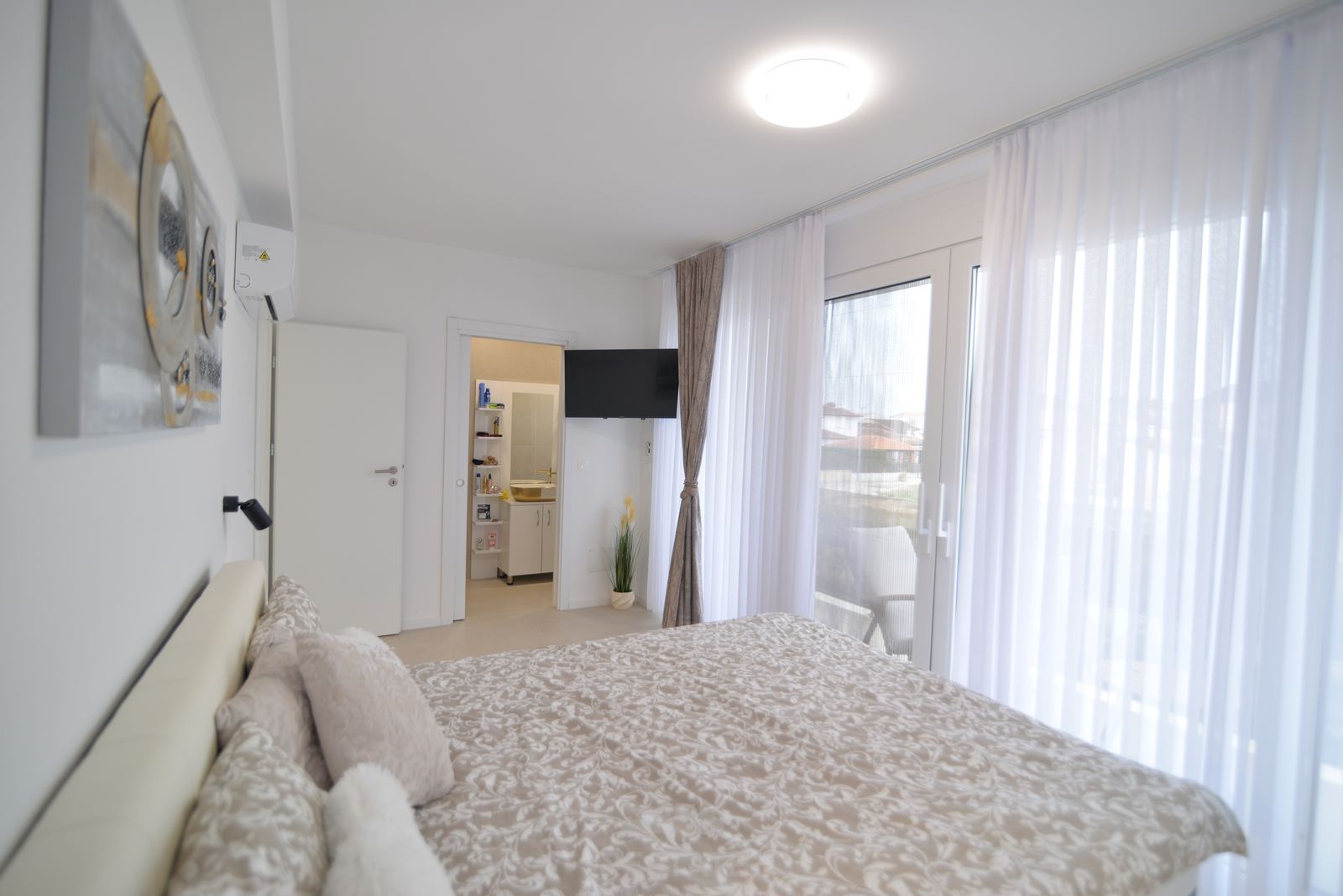 HOUSE WITH 2 UNITS & W/ POOL 2x (3-BED, 3-BATH) — Varvari 110