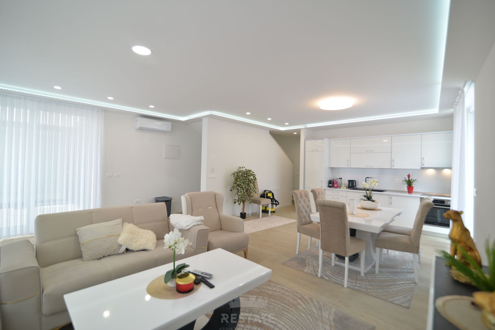 HOUSE WITH 2 UNITS & W/ POOL 2x (3-BED, 3-BATH) — Varvari 110