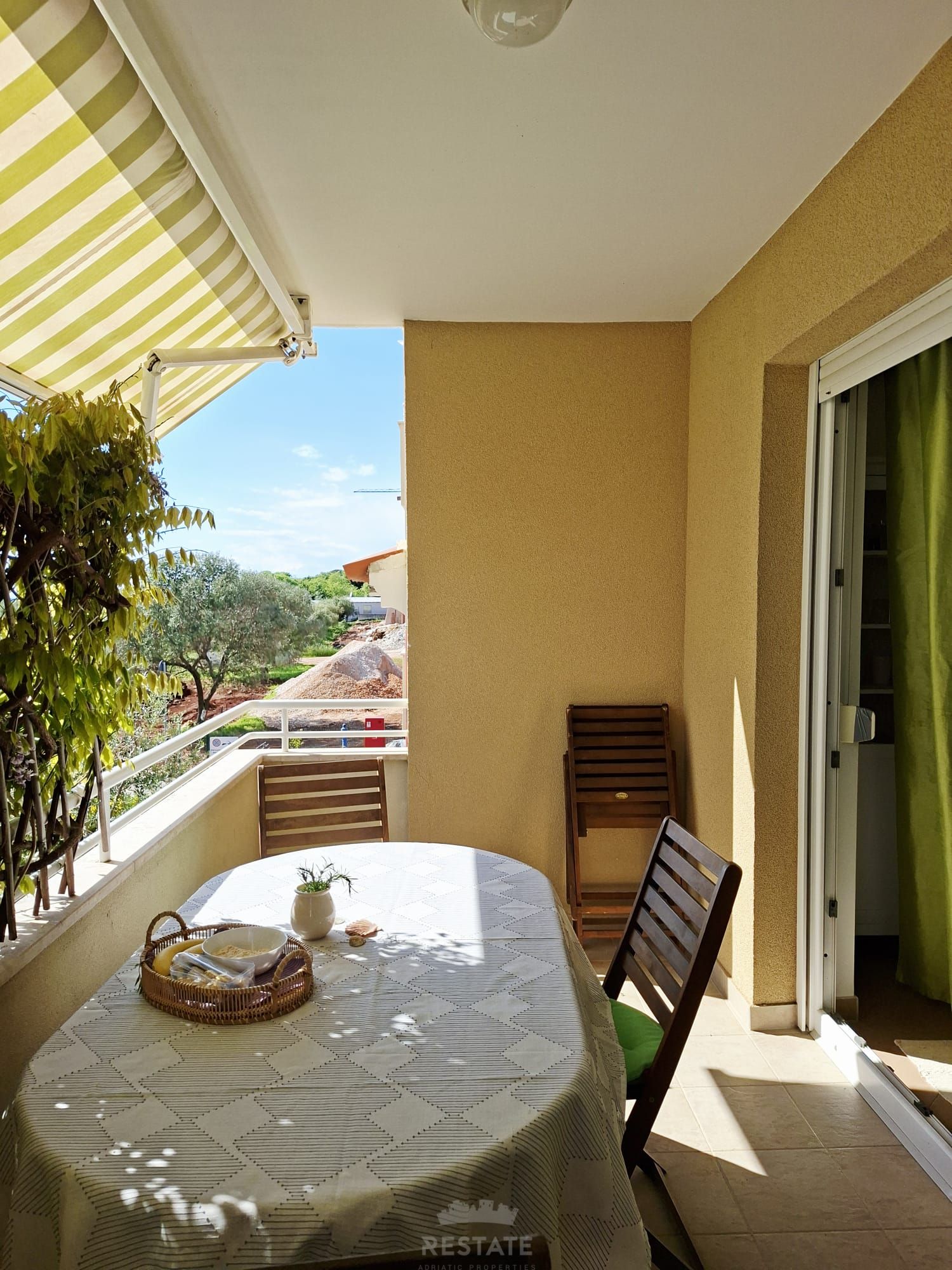 300 m od morja, opremljeno, 2S+DB, 1x PM, balkon, etažirano — Istarska ulica 21c
