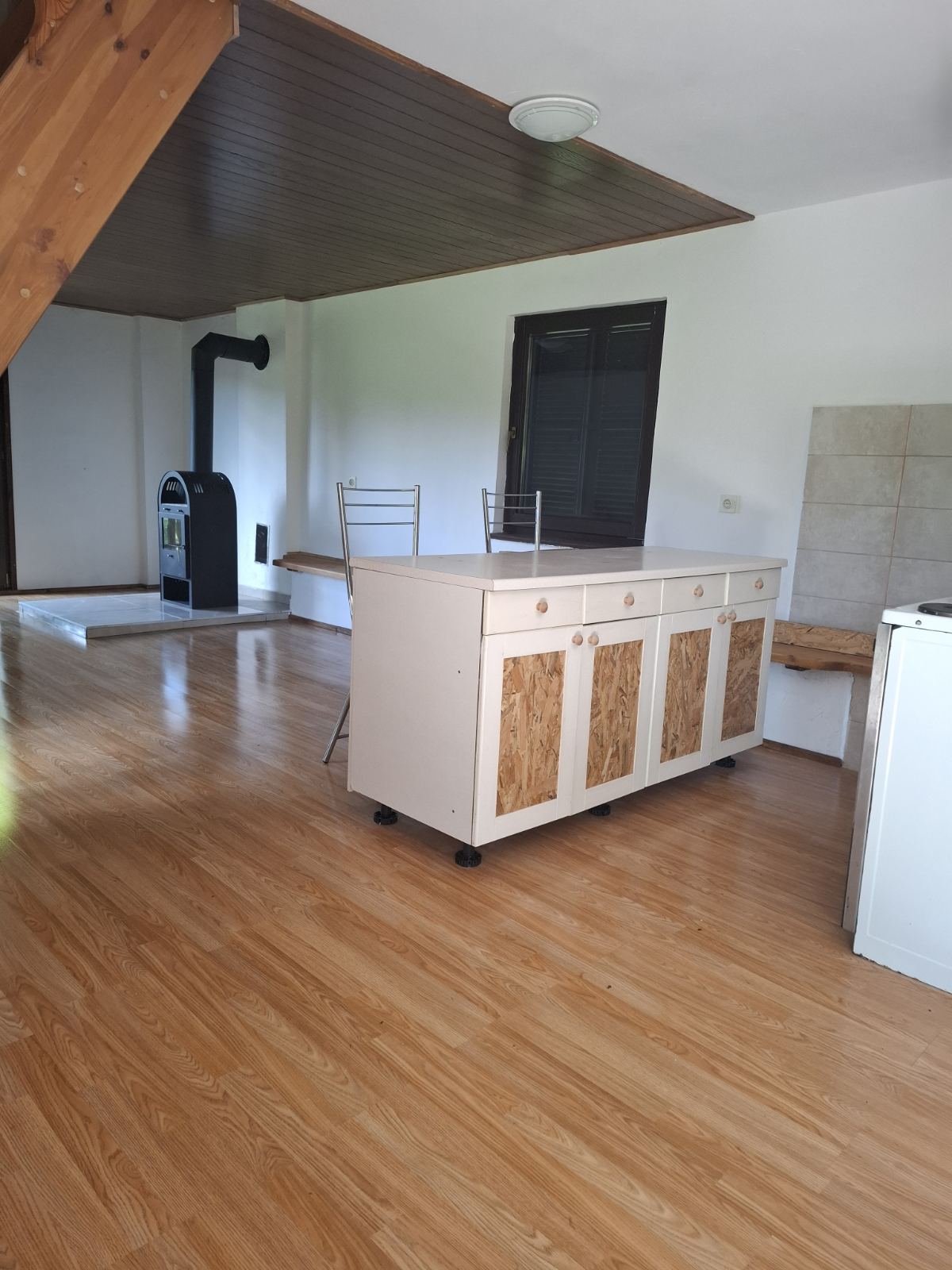 PRODAJ VIKEND,ZIDAN,NAJBLIŽJI NASLOV JE NADOLE 42,ŽETALE