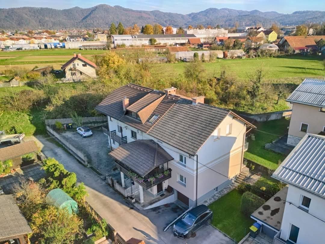 PRODAJA ,STANOVANJE ,5 IN VEČ SOBNO — Vevška cesta 31c