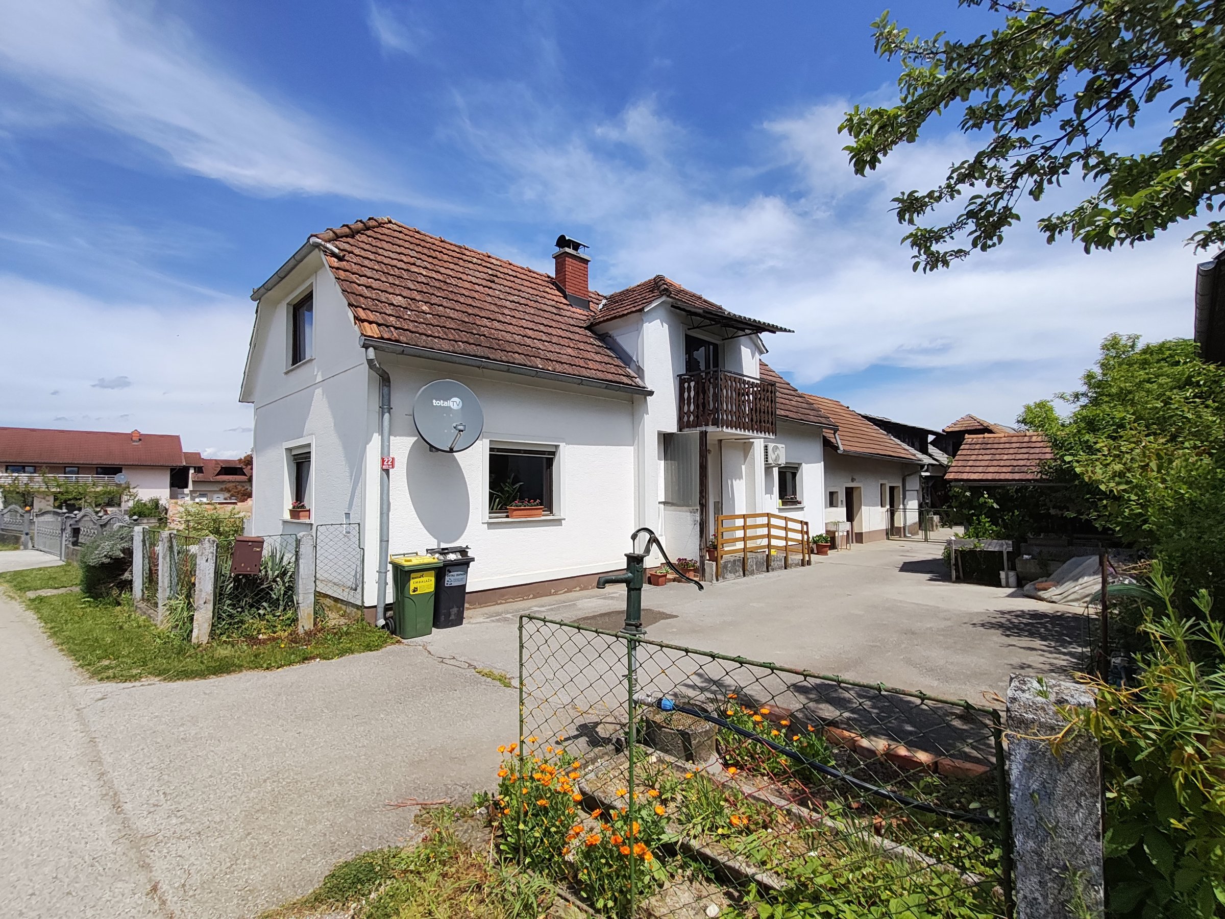 Le 5 minut stran iz AC izvoza Drnovo stoji hiša s posestvijo